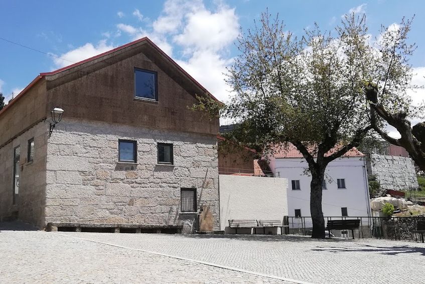 Fachada da Sambuc'asa em Sabugueiro